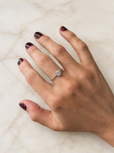 Cargar imagen en el visor de la galería, Anillo solitario Circón