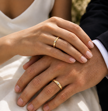 Cargar imagen en el visor de la galería, Argollas Matrimonio Inglés-Oro Dorado y Diamante