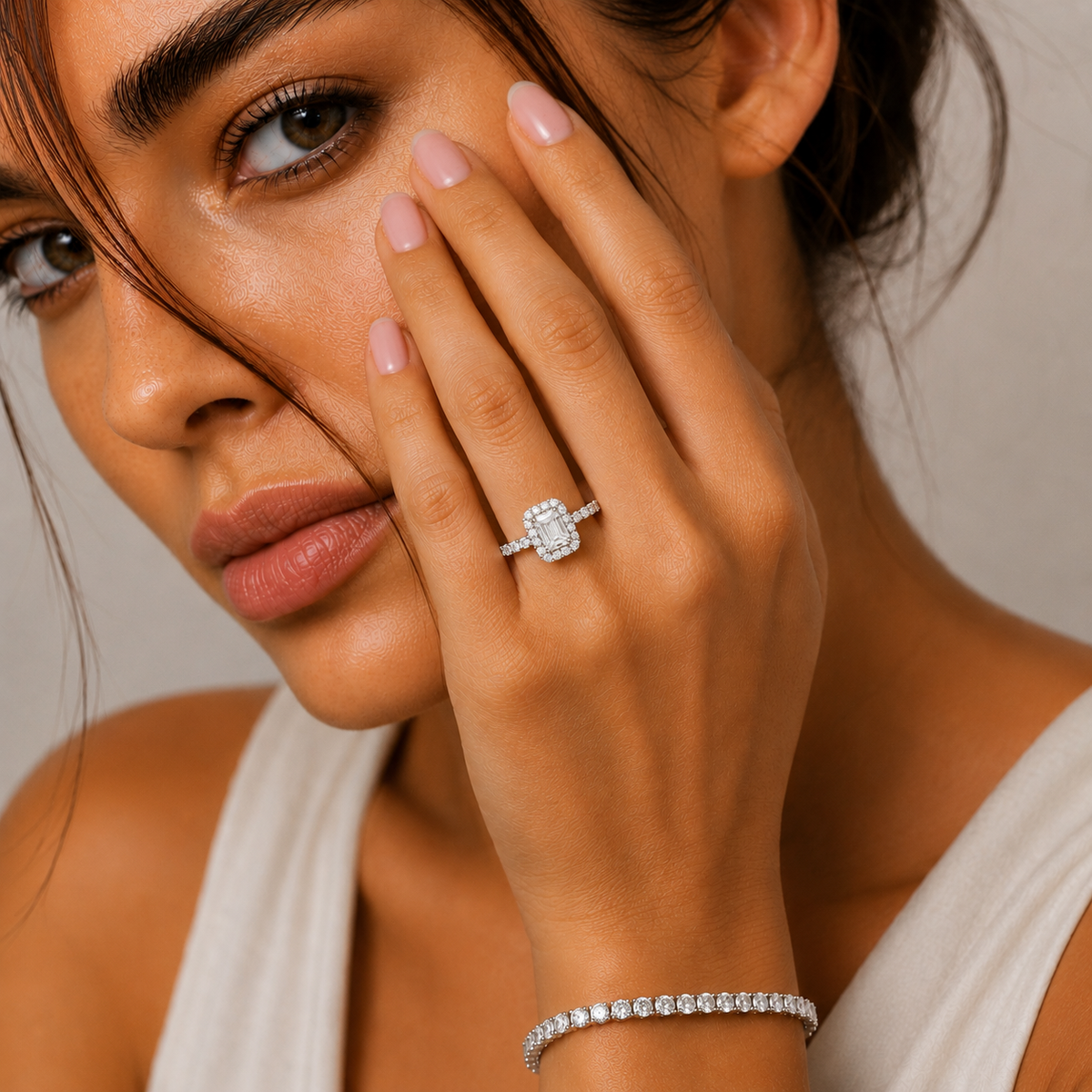 Anillo Halo Diamante Corte Esmeralda