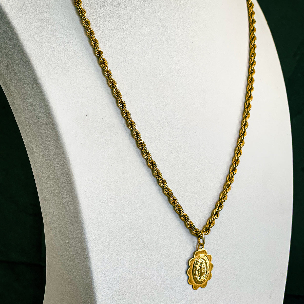 Collar Virgen de los rayos