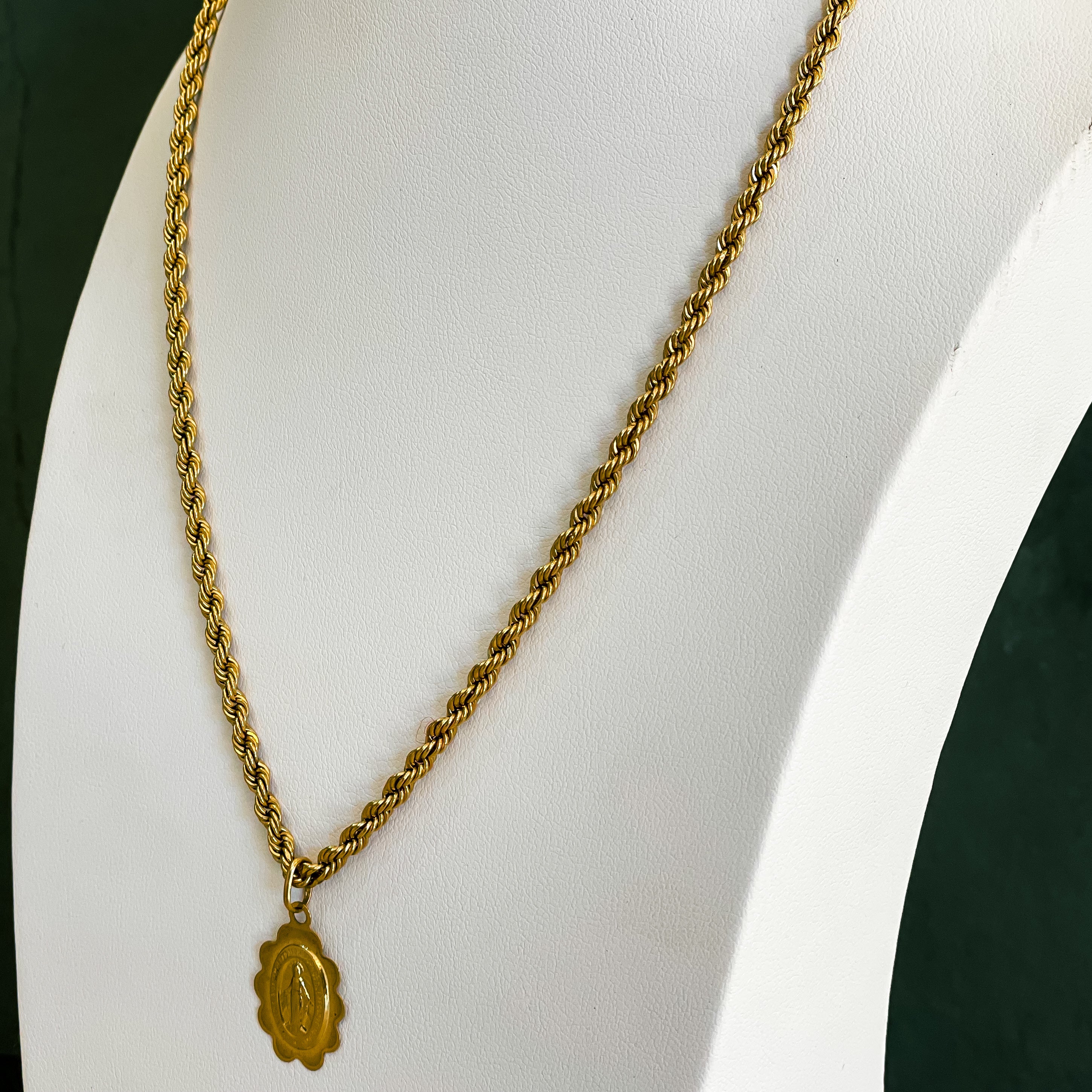 Collar Virgen de los rayos