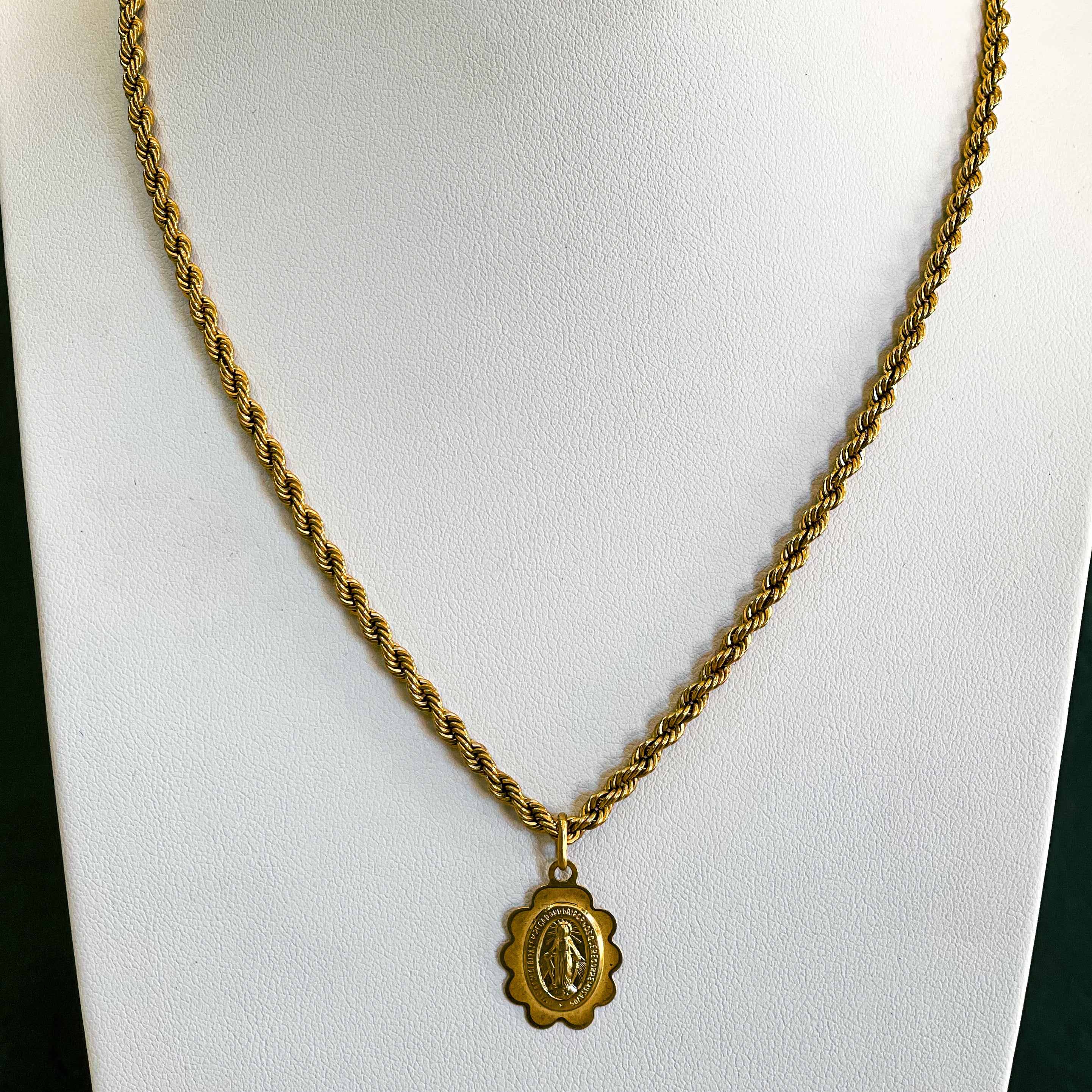 Collar Virgen de los rayos