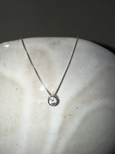 Cargar imagen en el visor de la galería, Collar Silver Punto Luz Topo
