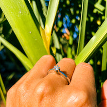 Cargar imagen en el visor de la galería, Anillo Solitario Brillante
